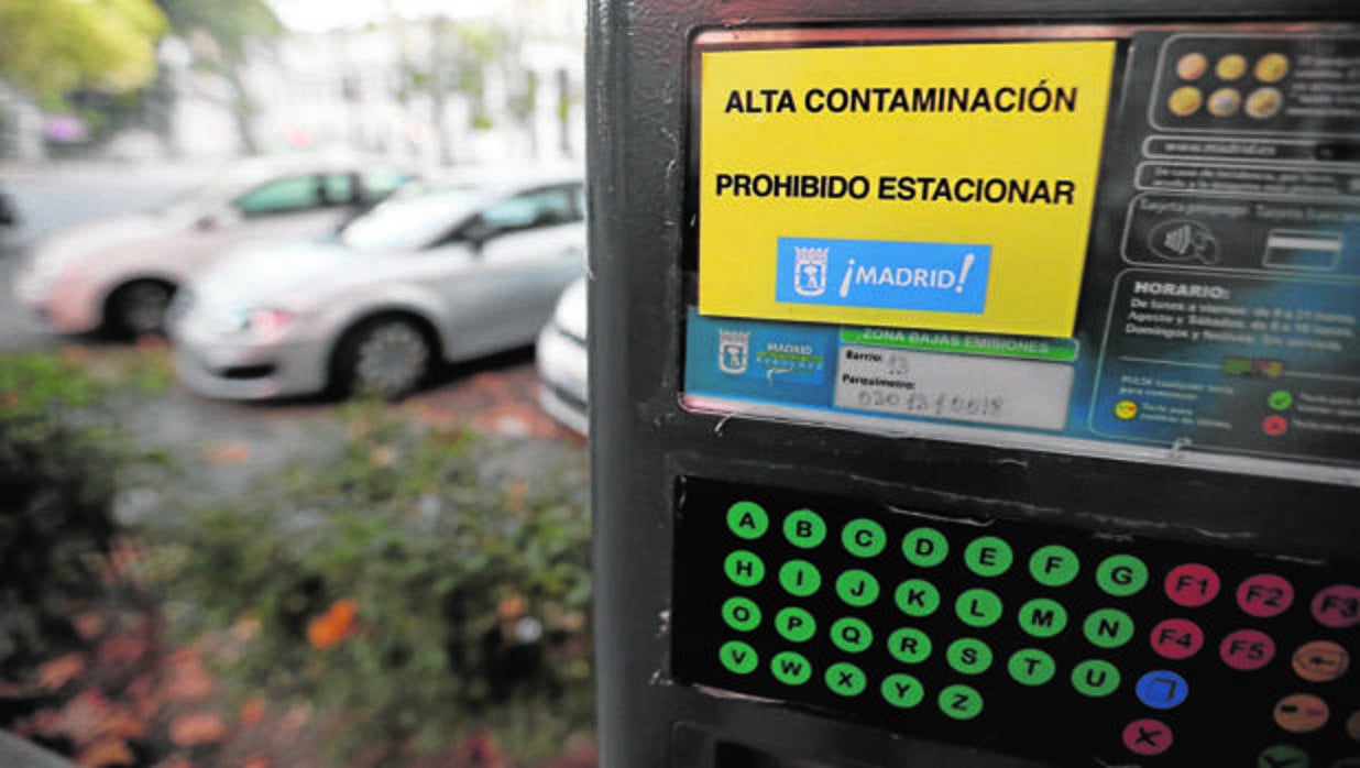 Una pegatina en un parquímetro advierte de que no se puede estacionar en toda la zona SER