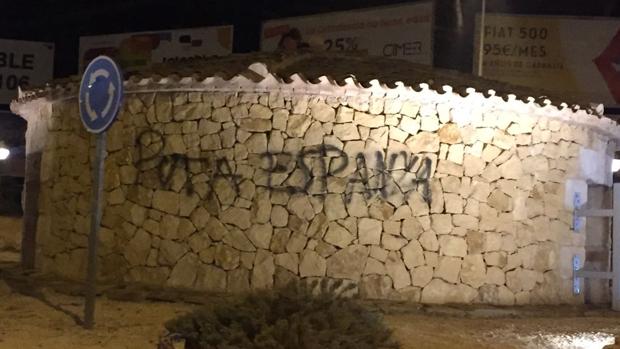 «Puta Espanya», pintada en el municipio alicantino del mapa de los «países catalanes» en un aula