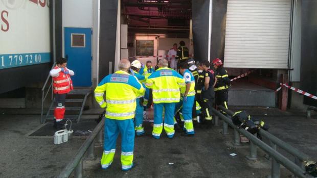 Muere un hombre atrapado en el elevador de su camión en Mercamadrid