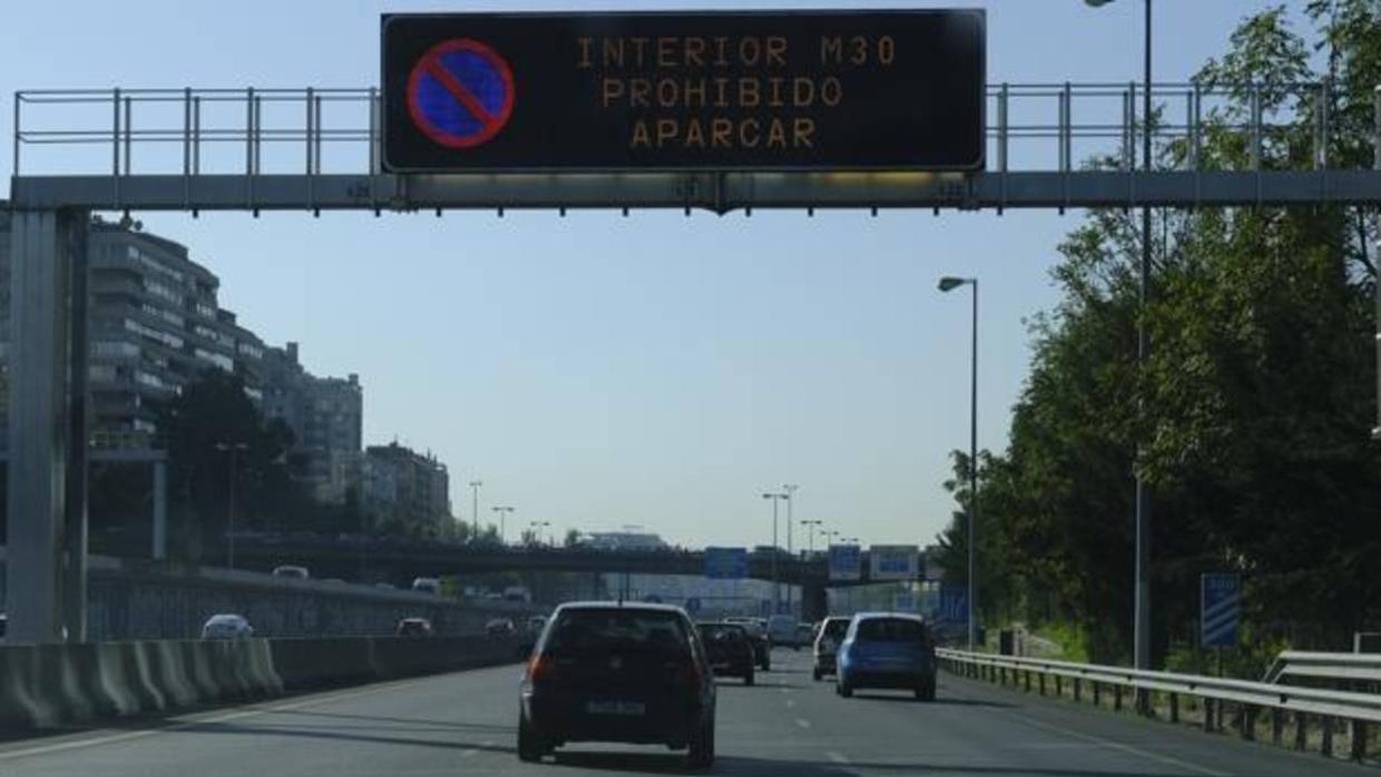 Un panel luminoso informa a los conductores de la prohibición de aparcar en el interior de la M-30