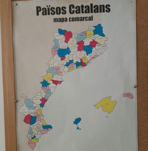 Mapa político comarcas de los «países catalanes» colocado en una aula alicantina