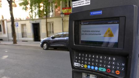 Un parquímetro informa de la prohibición de aparcar en la zona SER