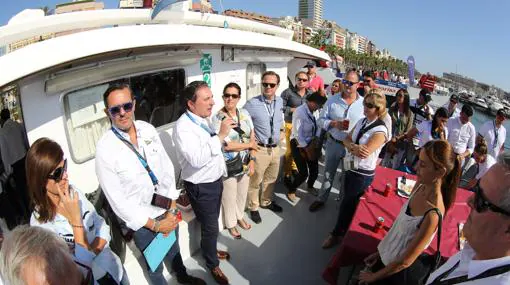 El vicepresidente de la Diputación Carlos Castillo junto a otros invitados a la regata