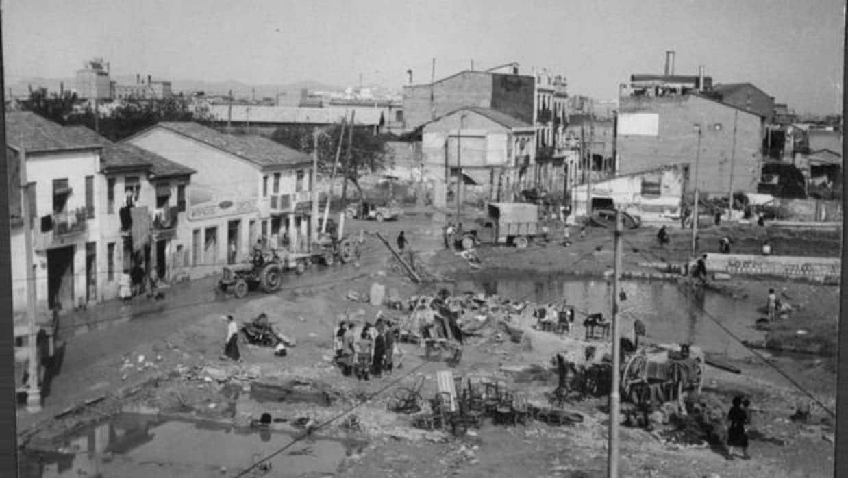 Imagen de los daños en la ciudad de Valencia tras la riada del 14 de octubre de 1957