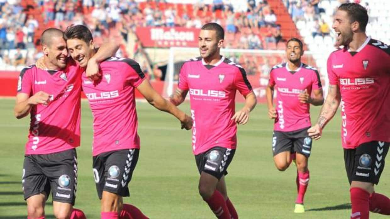 El Albacete, de rosa por el cáncer de mama, celebra un gol