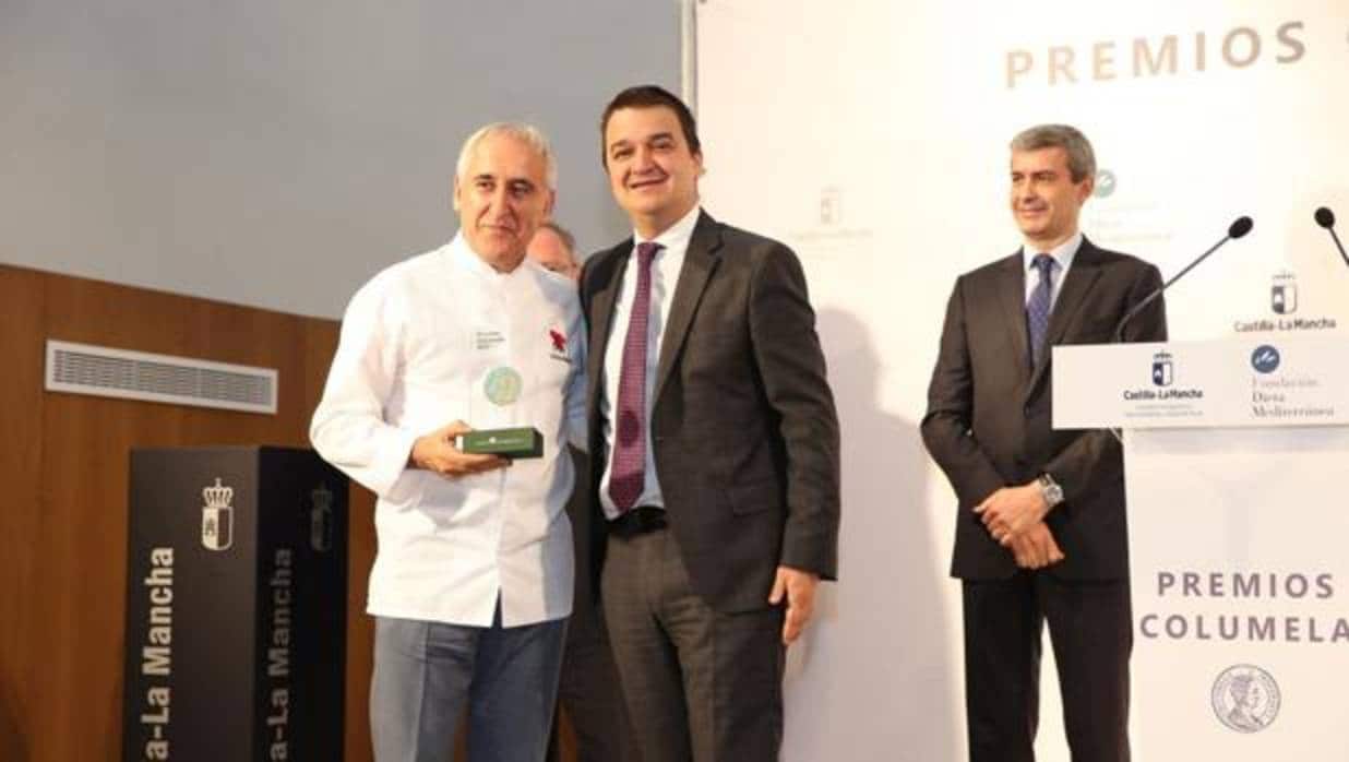 Adolfo Muñoz recibió el galardón de manos del consejero de Agricultura