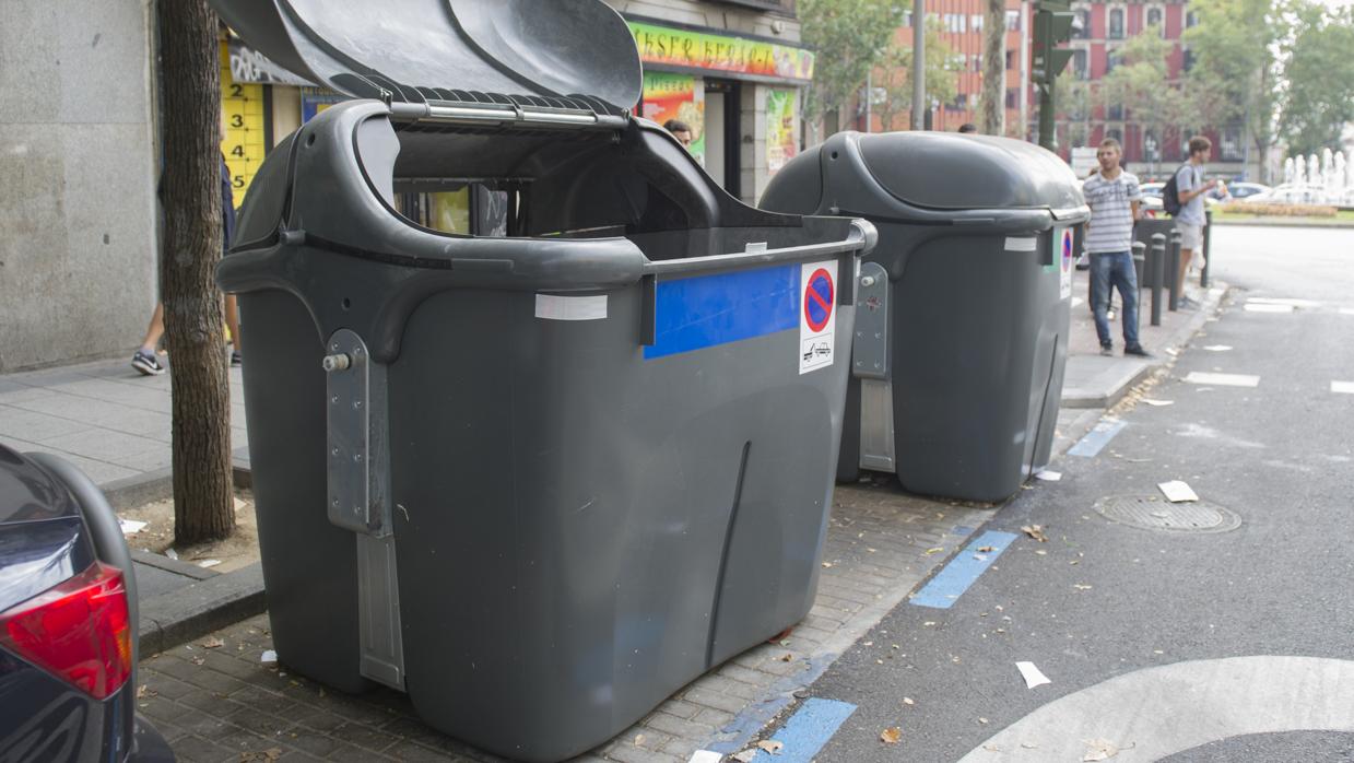 Un contenedor de cartón, abierto de par en par, en el centro de la capital