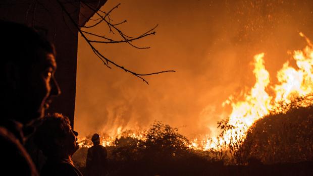 El humo complica la extinción de 40 fuegos aún sin controlar