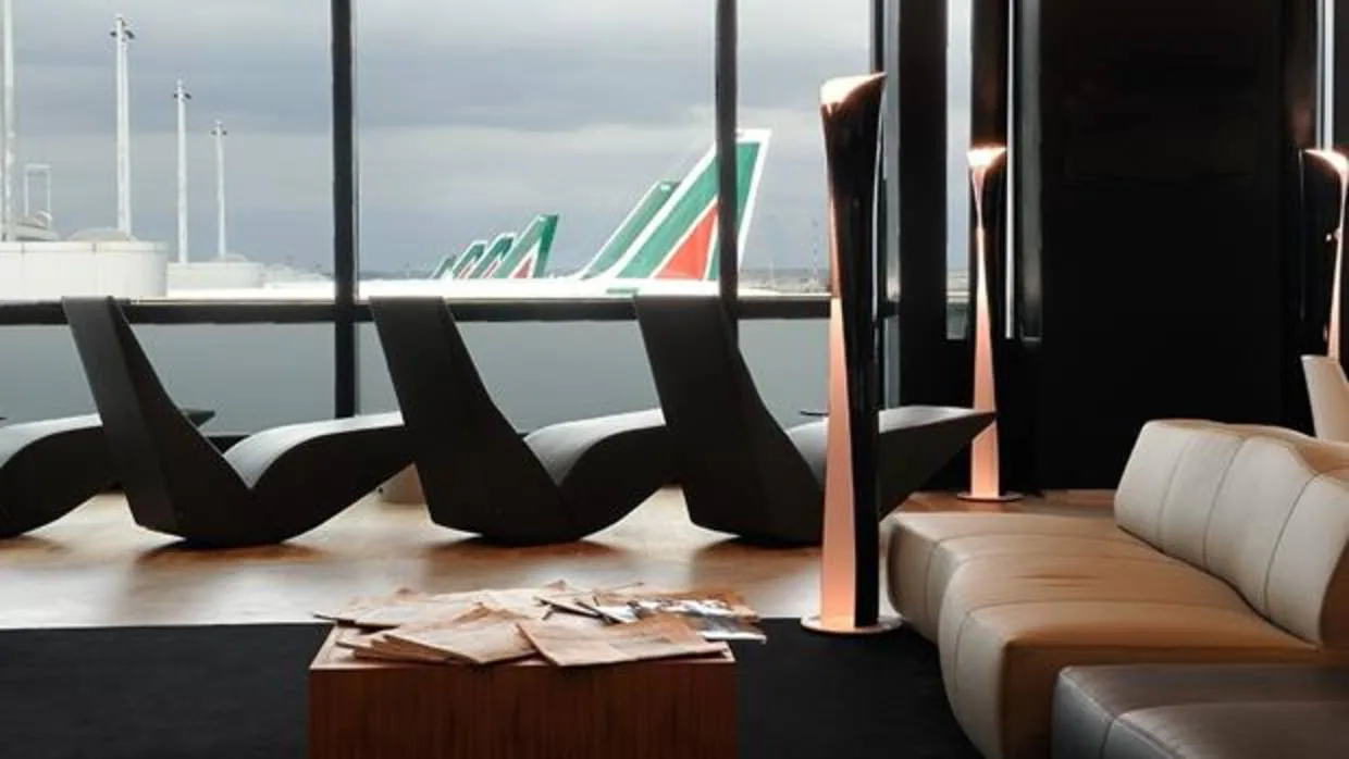 Una sala de embarque de primera clase de Alitalia en Roma