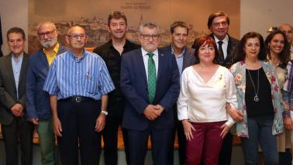 El consejero, Ángel Felpeto, con los nuevos socios de honor y la directora de la Biblioteca