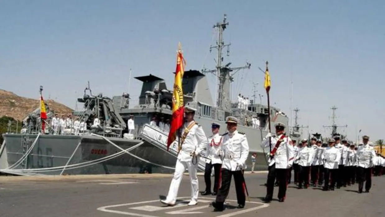 Desfile militar junto a un buque cazaminas en Cartagena