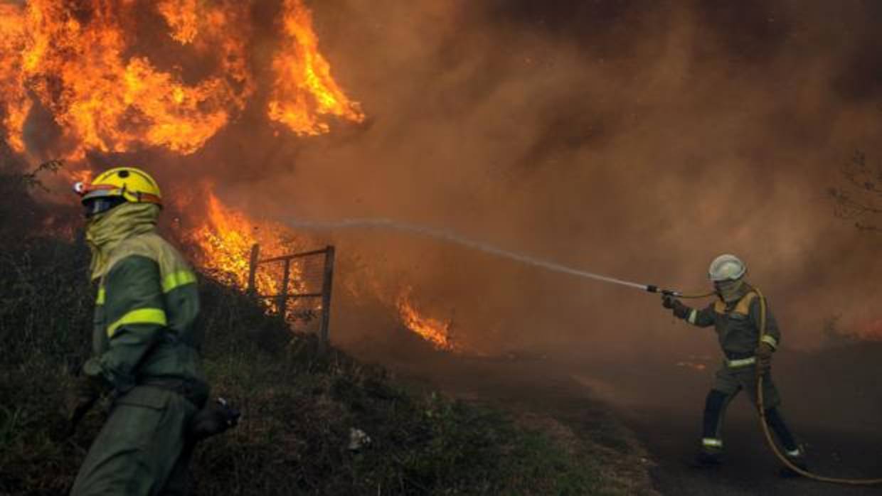 Brigadistas luchando contra las llamas en Orense
