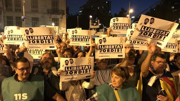 Miles de personas claman en Barcelona por la libertad para Sànchez y Cuixart