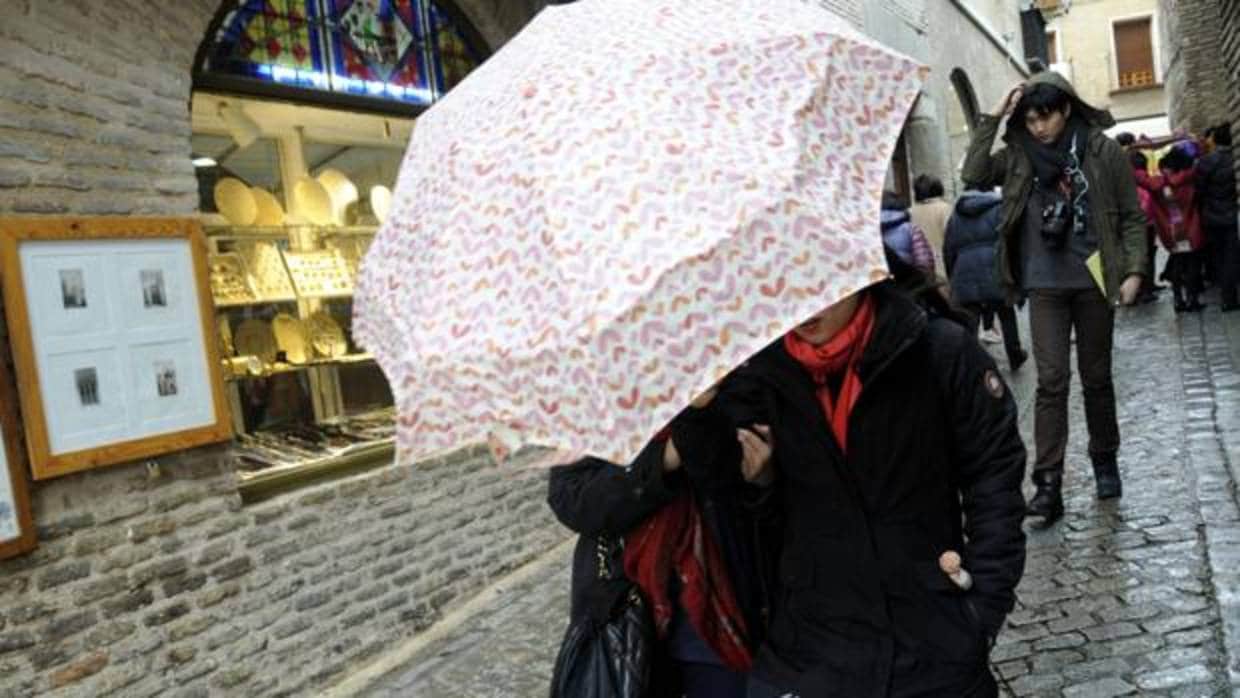 Turistas bajo los paraguas