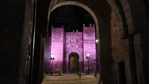 El Baño de la Cava y el torreón de Alcántara, de rosa en el Día contra el Cáncer de Mama