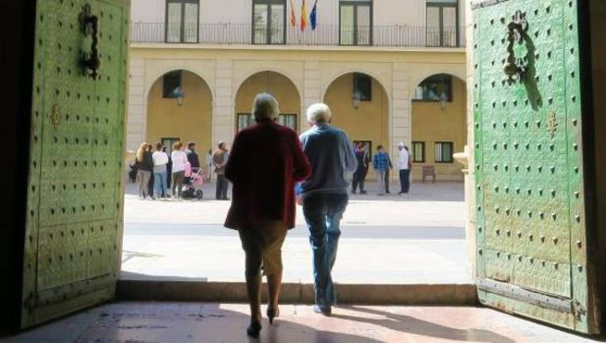 Dos ancianos frente al edificio de la Audiencia de Alicante, sede del juicio