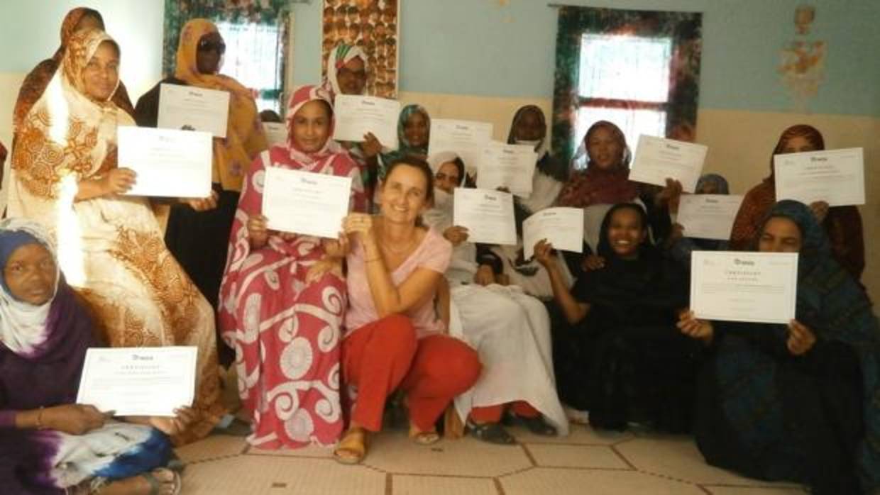 Mujeres al recibir su título de Ecca sobre prevención de paludismo con el apoyo de Binter Canarias en Senegal