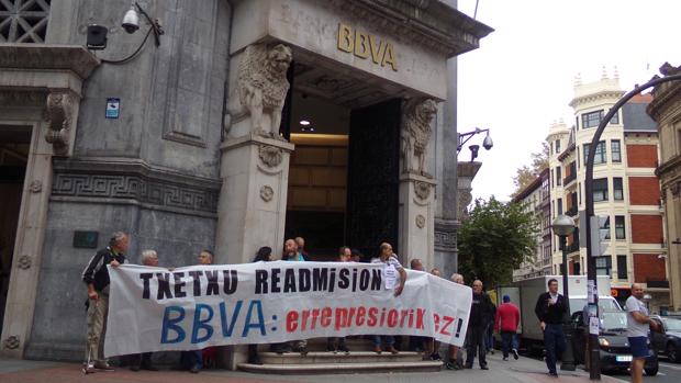 Concentración en la sede bilbaína del BBVA para pedir la readmisión del etarra arrepentido «Txetxu»