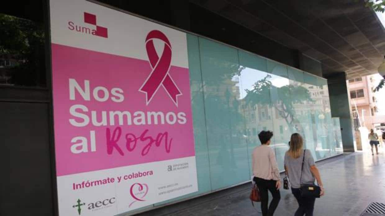 Imagen de la fachada de la oficina en Alicante, con motivo del Día Mundial Contra el Cáncer de Mama