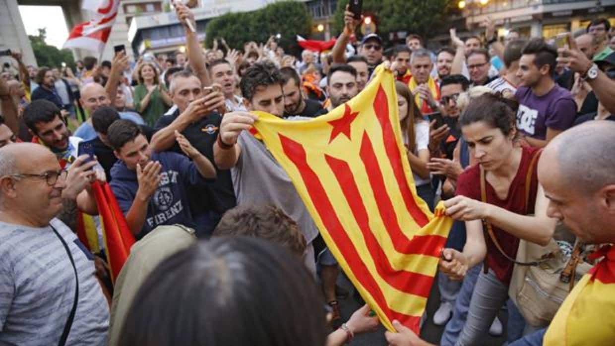 Un grupo de personas observa una bandera estelada en la manifestación del pasado 9 de octubre en Valencia