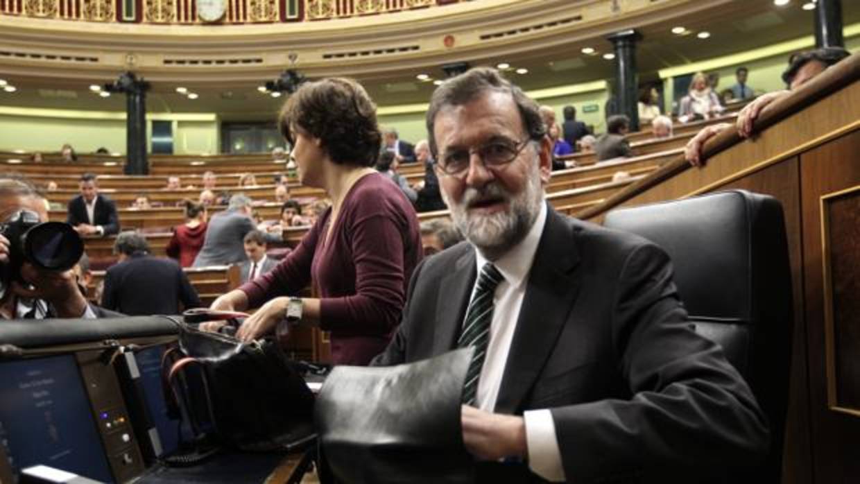 El presidente Rajoy, junto a la vicepresidenta Sáenz de Santamaría, en el Congreso