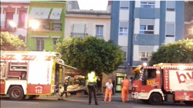 Un herido al derrumbarse del techo de un edificio de dos plantas en la avenida del Puerto de Valencia