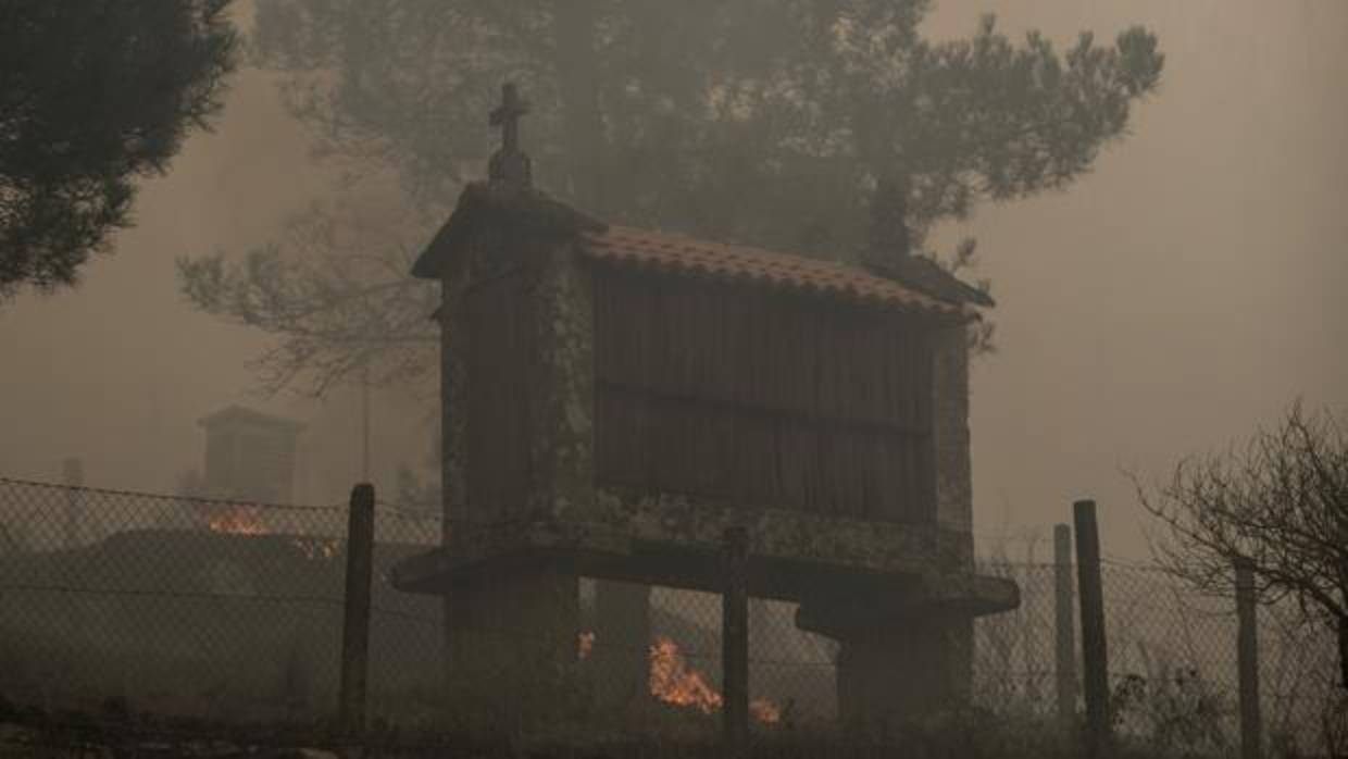 Un incendio entra en las propiedades de los vecinos de San Cristovo de Cea (Orense)