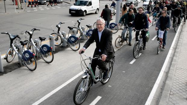 Joan Ribó usó el coche oficial para ir a la Plaza del Ayuntamiento en la «Semana de la Movilidad»