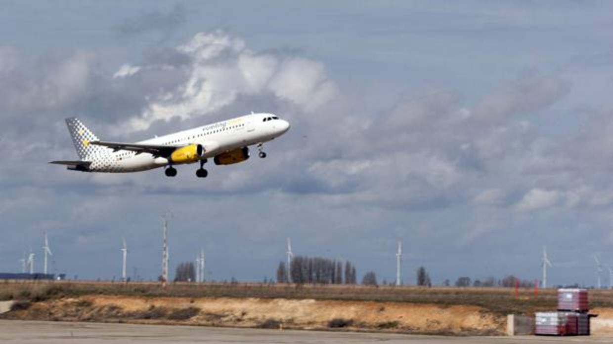 Un avión despega desde el aeropuerto de Villanubla (Valladolid), en una imagen de archivo