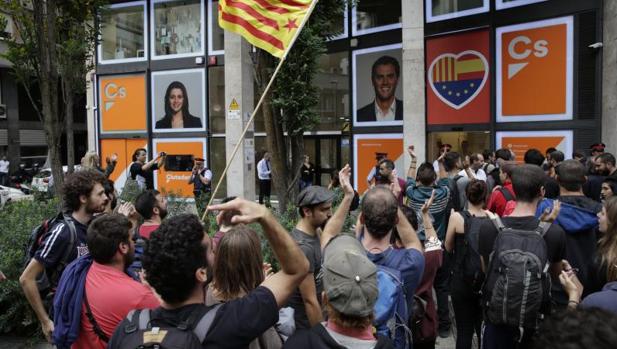 Los radicales lanzan señuelos en la web para probar la reacción policial