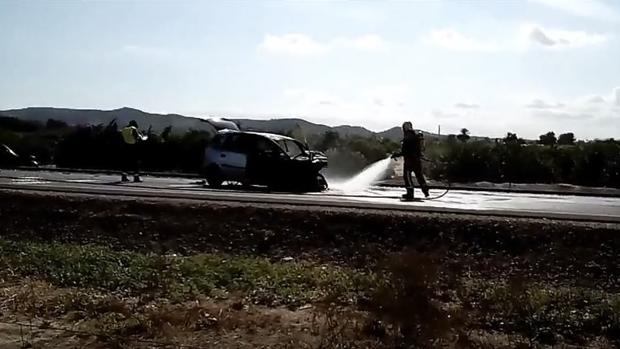 Cinco heridos en un choque frontal de un coche y una furgoneta que ha quedado calcinada en Benejúzar