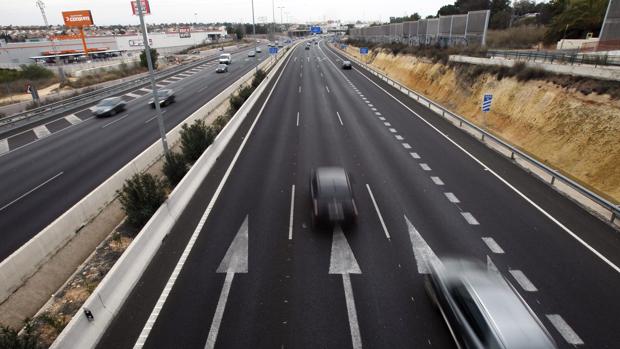 Un motorista de 55 años muere tras chocar contra un coche en la CV-35 en Casinos