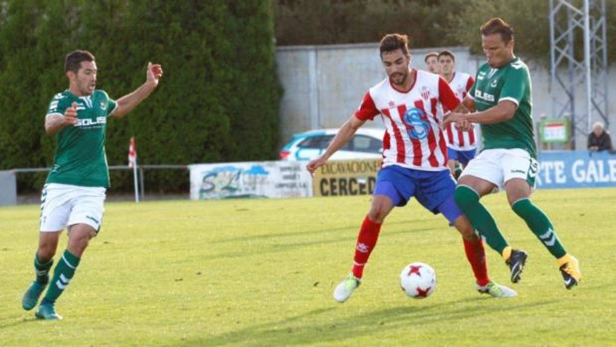 Aarón Galindo, central mexicano del Toledo, disputa un balón