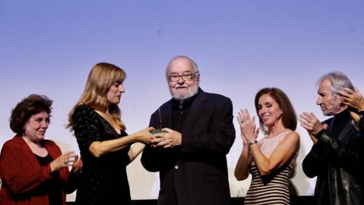 José Luis García Sánchez recibe la Espiga de Honor de la 62 Seminci, acompañado por Ana Belén y José Sacristán, entre otros