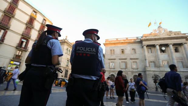 Detenida por morder a un mosso e increparle con gritos de «vergüenza de policía» y «viva España»