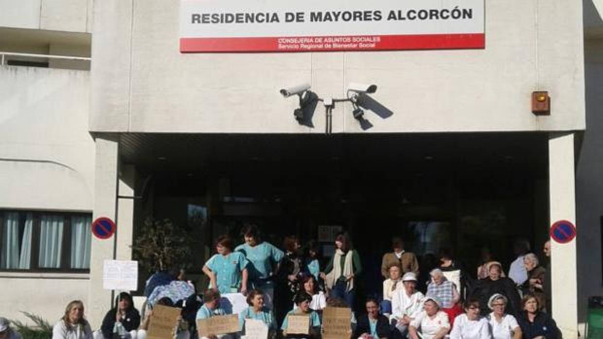 Protesta en el centro de mayores del Alcorcón