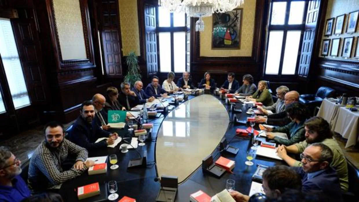 La presidenta del Parlamento catalán, Carme Forcadell (centro), reunida con portavoces de los grupos políticos