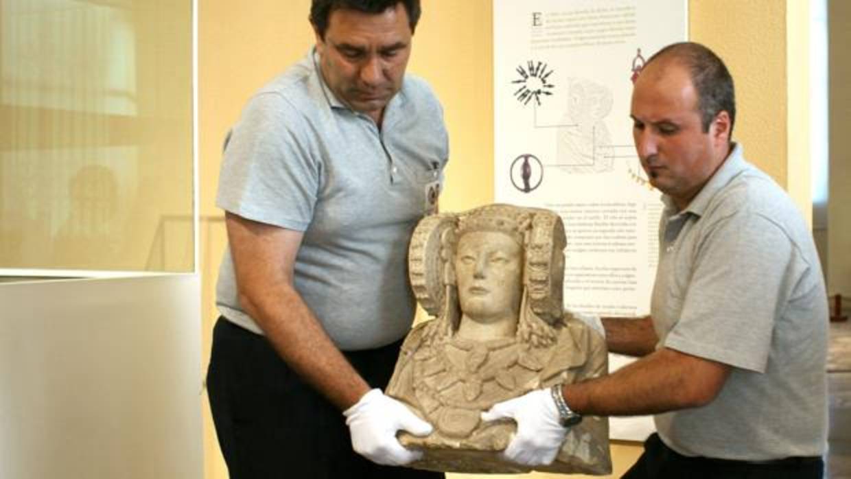 Imagen de archivo: varios funcionarios sostienen la Dama de Elche antes de introducirla en la caja en la que será trasladada desde el Museo Arqueológico de Madrid al Museo Arqueológico y de Historia de Elche