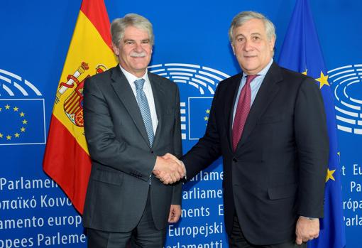 Dastis y Tajani, en la sede del Parlamento Europeo en Estrasburgo (Francia)