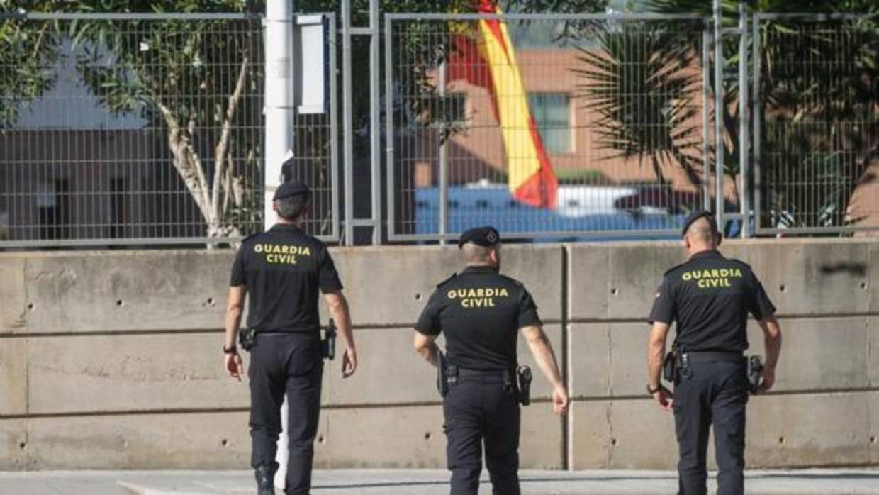 Agentes de la Guardia Civil cerca de un cuartel