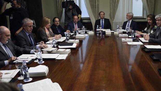 El Gobierno ofrece a Puigdemont debatir sobre el 155 en el Senado