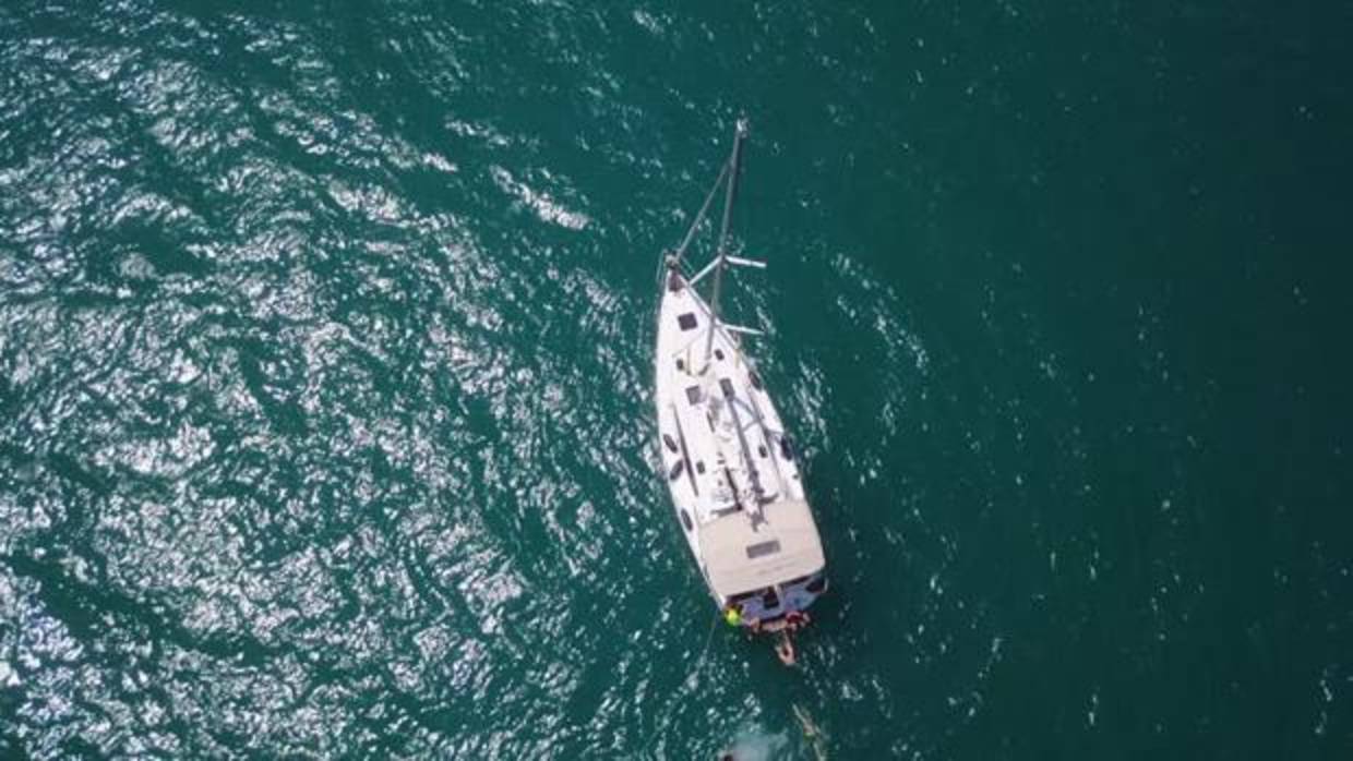 Rescatan con vida a la tripulación de un velero de Israel hundido al sur de Canarias