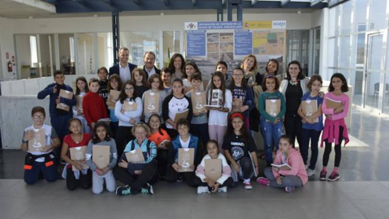 Los alumnos del colegio «Ángel del Alcázar», durante la visita a la depuradora