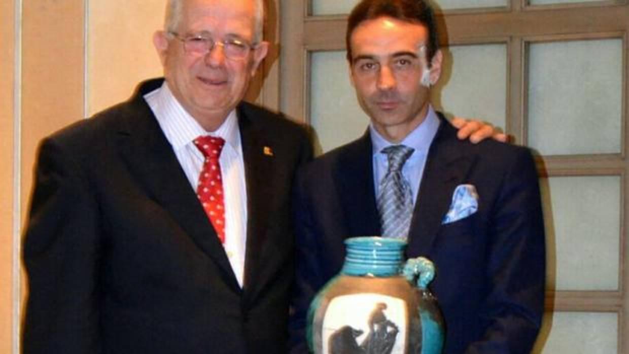 Ponce, recibiendo el trofeo a la mejor faena de 2016 de manos del vicepresidente de la DPZ, Martín Llanas