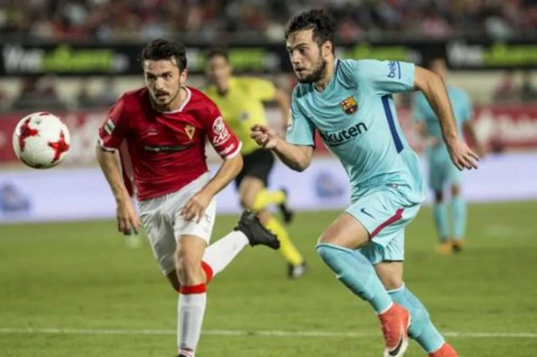 José Arnáiz pelea el balón con un jugador del Real Murcia en el partido de Copa del Rey de este martes