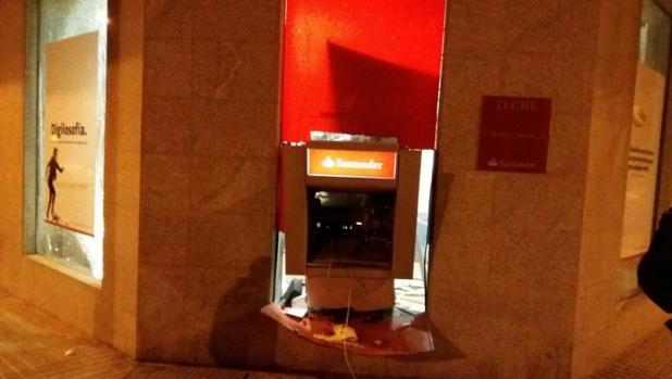 Unos ladrones revientan con artefactos explosivos un cajero autonómico de un banco en Elche