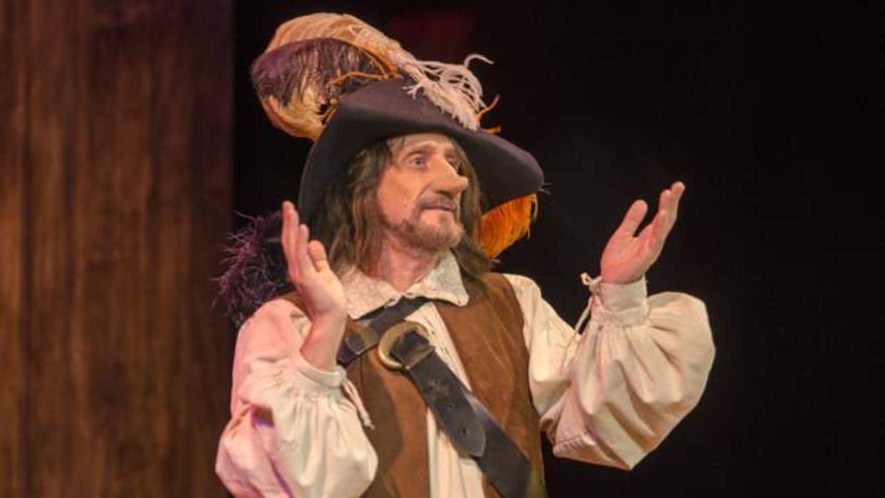 El actor se mete en la piel de Cyrano de Bergerac, obra con la que se sube al escenario del Rojas