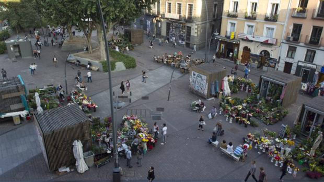 La plaza de Tirso de Molina, con sus puestos de flores