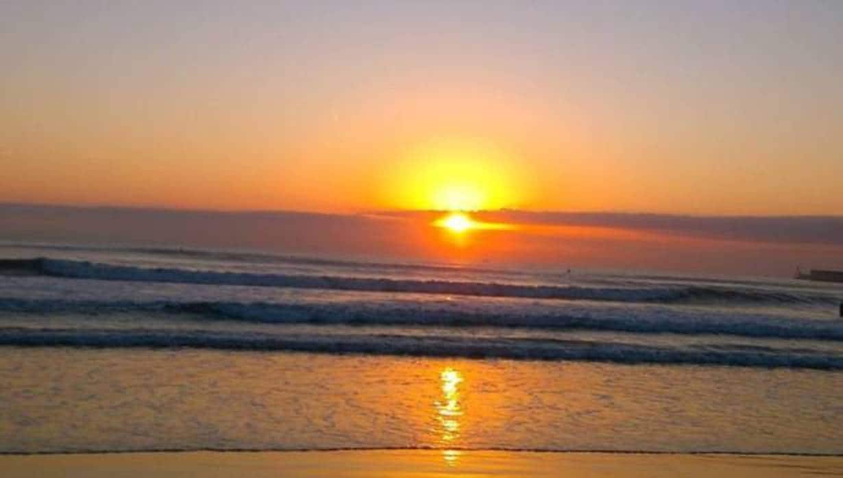 Imagen de un amanecer tomada en la playa las Arenas de Valencia