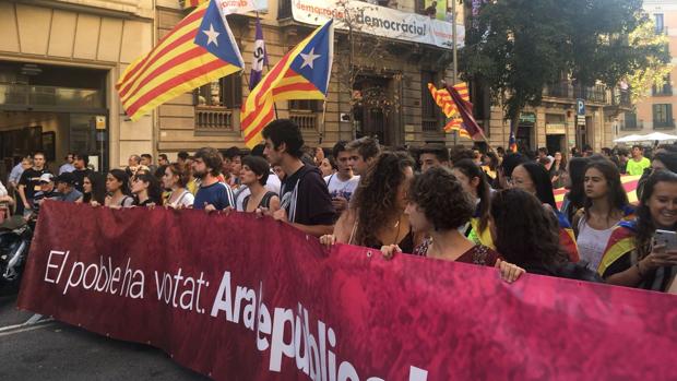 Universitarios y alumnos de instituto exigen «la república catalana» en las calles de Barcelona